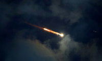 Dans le ciel de Netanya, sur la côte israélienne, pendant une attaque de missiles iraniens le 21 juin 2025 ( AFP / JACK GUEZ )