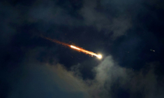 Dans le ciel de Netanya, sur la côte israélienne, pendant une attaque de missiles iraniens le 21 juin 2025 ( AFP / JACK GUEZ )