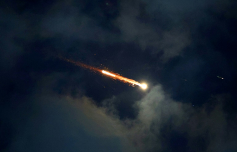 Dans le ciel de Netanya, sur la côte israélienne, pendant une attaque de missiles iraniens le 21 juin 2025 ( AFP / JACK GUEZ )