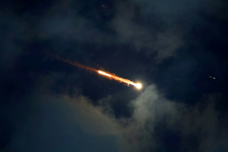 Dans le ciel de Netanya, sur la côte israélienne, pendant une attaque de missiles iraniens le 21 juin 2025 ( AFP / JACK GUEZ )