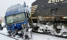 Photo fournie par la police de Gastonia (Caroline du Nord, Etats-Unis) montrant un semi-remorque percuté par un train de fret, le 31 janvier 2026 à Gastonia ( Gastonia Police Department / - )