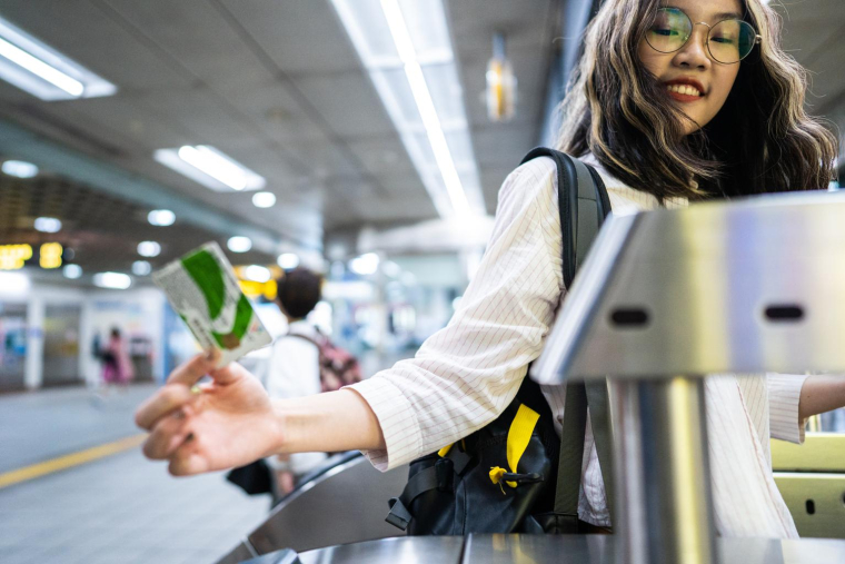 Les jeunes peuvent bénéficier de nombreux avantages et bons plans proposés par la région. ( crédit photo : Getty Images )