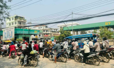 Des motards font la queue devant une station-service à Tachileik en Birmanie le 4 mars 2026. ( AFP / STR )