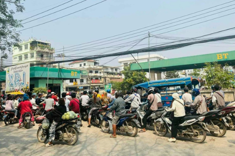 Des motards font la queue devant une station-service à Tachileik en Birmanie le 4 mars 2026. ( AFP / STR )