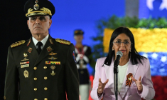 L’ancienne vice-présidente vénézuélienne, Delcy Rodríguez, aux côtés du ministre de la Défense, le général Vladimir Padrino, lors d’un défilé militaire, le 13 mai 2025 à Caracas. ( AFP / Juan Barreto )