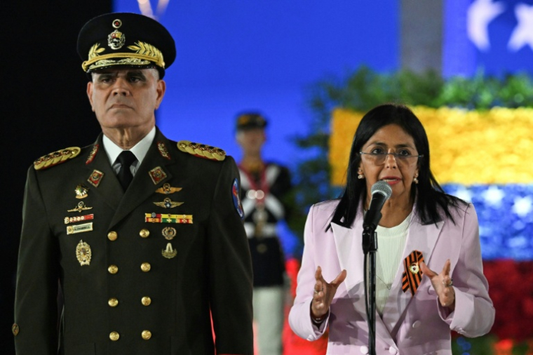 L’ancienne vice-présidente vénézuélienne, Delcy Rodríguez, aux côtés du ministre de la Défense, le général Vladimir Padrino, lors d’un défilé militaire, le 13 mai 2025 à Caracas. ( AFP / Juan Barreto )