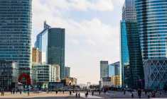 L’immobilier de bureaux subit la baisse des prix, qui découle surtout de la forte remontée des taux d'intérêt, et de la pratique du télétravail, qui restreint les besoins de surfaces en périphérie des grandes villes. À La Défense, le taux de vacance est d