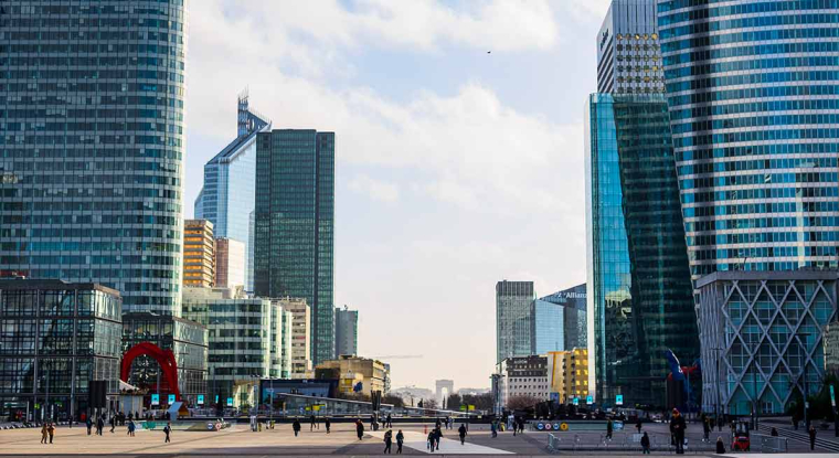 L’immobilier de bureaux subit la baisse des prix, qui découle surtout de la forte remontée des taux d'intérêt, et de la pratique du télétravail, qui restreint les besoins de surfaces en périphérie des grandes villes. À La Défense, le taux de vacance est d