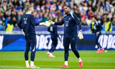 Chevalier ou Maignan : qui doit être numéro 1 en équipe de France ?