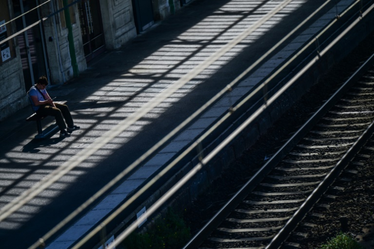 Un quai désert à la gare de Béziers lors d'une grève natinoale à la SNCF, le 10 juin 2026 ( AFP / Gabriel BOUYS )