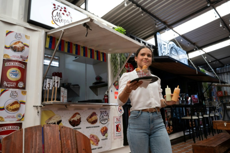 La migrante vénézuélienne Heiri Maya, travaille à son stand d’arepas, dans une aire de restauration à Tijuana, dans l’État de Basse-Californie, le 19 octobre 2026 au Mexique ( AFP / Guillermo Arias )