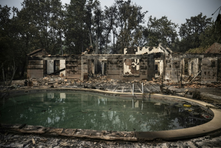 Une maison au Porge dévastée par l'incendie hors norme qui frappe la Gironde, le 25 juillet 2026 ( AFP / JULIEN DE ROSA )
