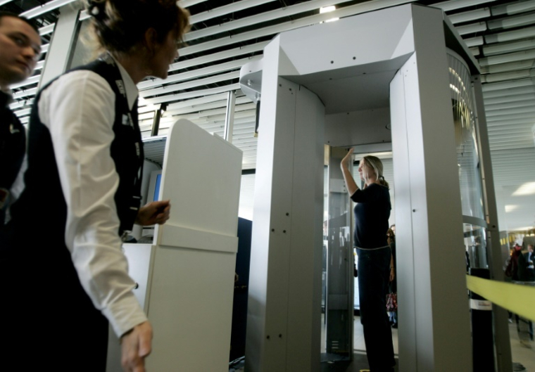 Une voyageuse passe dans un scanner de sécurité à l'aéroport d'Amsterdam-Schiphol, le 15 mai 2007 aux Pays-Bas ( ANP / MARCEL ANTONISSE )