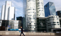 Les gens se promènent sur l'esplanade de La Défense