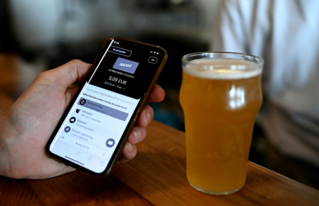 Un paiement en cryptomonnaie via l'application mobile Lyzi au bar La Fracasse à Talence, près de Bordeaux, le 1er juillet 2025 ( AFP / Christophe ARCHAMBAULT )