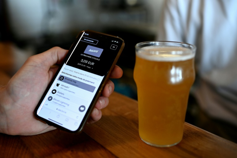 Un paiement en cryptomonnaie via l'application mobile Lyzi au bar La Fracasse à Talence, près de Bordeaux, le 1er juillet 2025 ( AFP / Christophe ARCHAMBAULT )