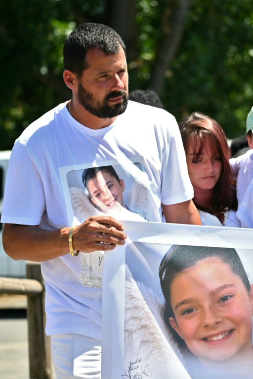 Les parents de Lyhanna lors de la marche blanche organisée à Fleurance, dans le Gers, le 7 juin 2026 pour rendre hommage à leur fille retrouvée morte trois jours auparavant ( AFP / Lionel BONAVENTURE )