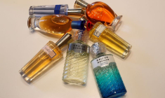 Des flacons de parfums Rochas sont exposés dans le bureau du fabricant de parfums Interparfums à Paris