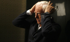 Le créateur de mode italien Giorgio Armani arrange sa coiffure avant une interview avec Reuters à Tokyo