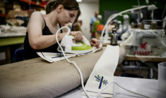 Une employée de l'entreprise d'insertion Le Tri d’Emma, basée à Villerest, le 1er septembre 2026, fabrique des étoles liturgiques en jacquard qui serviront lors des messes du pape Léon XIV en France ( AFP / Jeff PACHOUD )