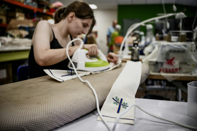 Une employée de l'entreprise d'insertion Le Tri d’Emma, basée à Villerest, le 1er septembre 2026, fabrique des étoles liturgiques en jacquard qui serviront lors des messes du pape Léon XIV en France ( AFP / Jeff PACHOUD )