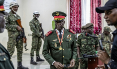Le général Horta N'Tam pendant sa prestation serment comme chef de la transition  à Bissau, le 27 novembre 2025 en Guinée-Bissau ( AFP / PATRICK MEINHARDT )