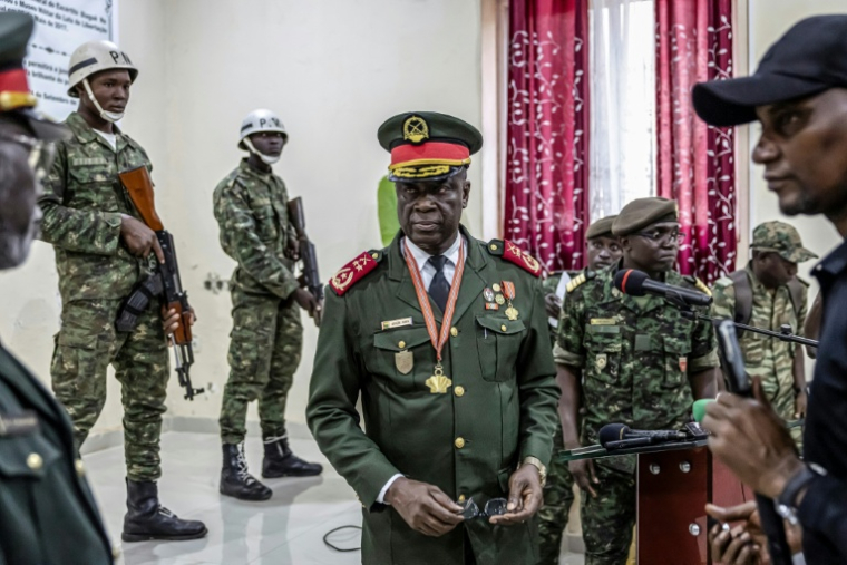 Le général Horta N'Tam pendant sa prestation serment comme chef de la transition  à Bissau, le 27 novembre 2025 en Guinée-Bissau ( AFP / PATRICK MEINHARDT )