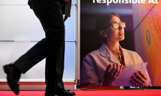 Un homme marche devant un panneau évoquant l'intelligence artificielle (AI), lors du salon du livre de Francfort, en Allemagne, le 16 octobre 2024. ( AFP / Kirill KUDRYAVTSEV )