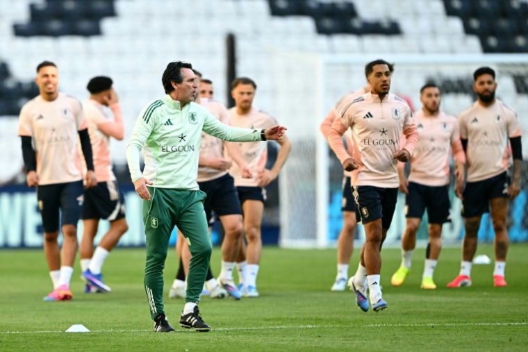 Unai Emery (g) dirige une séance d'entraînement des Villans à Istanbul le 19 mai 2026 en Turquie, à la veille de la finale de la Ligue Europa contre Fribourg  ( AFP / YASIN AKGUL )