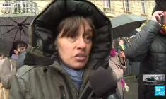 Attaque en Ukraine : manifestation contre l'invasion de l'Ukraine devant l'ambassade russe à Paris