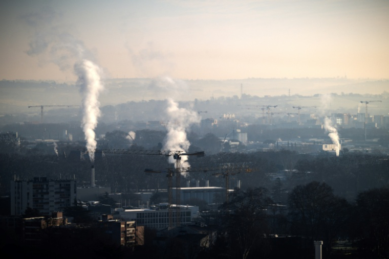 De la fumée s'échappent des cheminées industrielles à Toulouse, le 14 janvier 2025 ( AFP / Lionel BONAVENTURE )