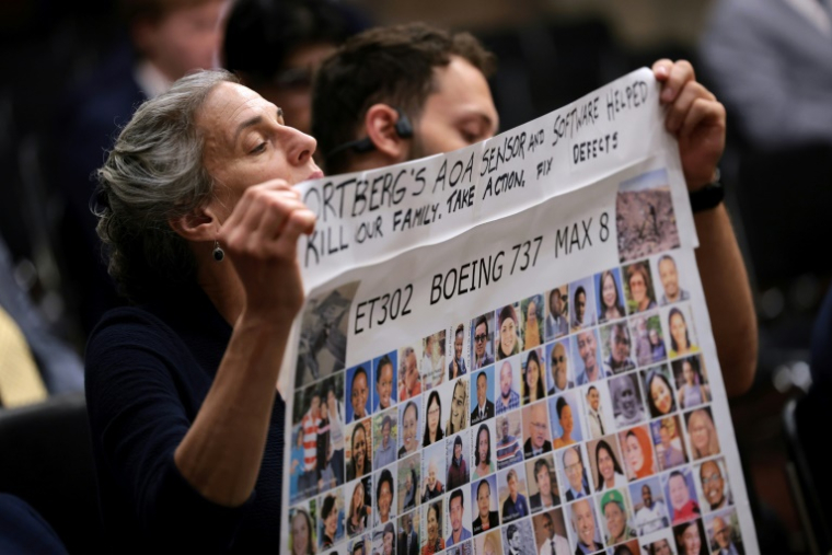 Des familles de victimes du crash du Boeing 737 MAX 8 d'Ethiopian Airlines manifestent alors que le PDG de Boeing s'apprête à témoigner devant la commission sénatoriale du commerce, des sciences et des transports, le 2 avril 2025 à Washington ( Getty / WIN MCNAMEE )