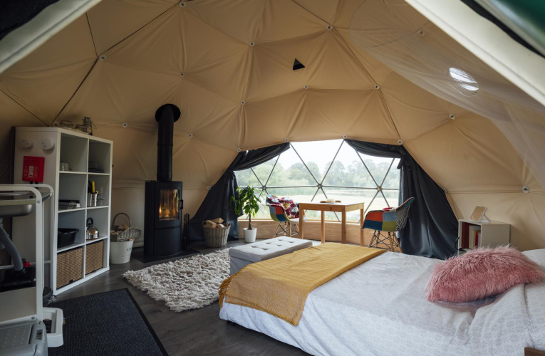 Le glamping mêle proximité de la nature et camping haut de gamme. ( crédit photo : Getty Images )
