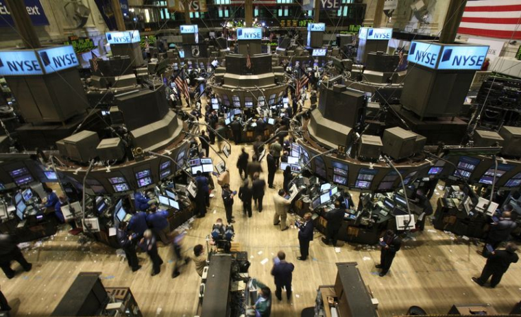 Les traders travaillent sur le parquet de la Bourse de New York
