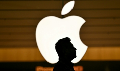 Apple a retiré jeudi de son magasin d'applications AppStore plusieurs applications mobiles utilisées pour signaler anonymement les déplacement de la police de l'immigration américaine ( AFP / Idrees MOHAMMED )