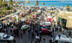 Des habitants et des membres de la protection civile rassemblés sur le site d'un bombardement israélien à Saïda, ville côtière dans le sud du Liban, le 18 mars 2026 ( AFP / Mahmoud ZAYYAT )