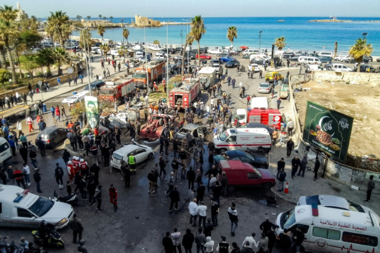 Des habitants et des membres de la protection civile rassemblés sur le site d'un bombardement israélien à Saïda, ville côtière dans le sud du Liban, le 18 mars 2026 ( AFP / Mahmoud ZAYYAT )