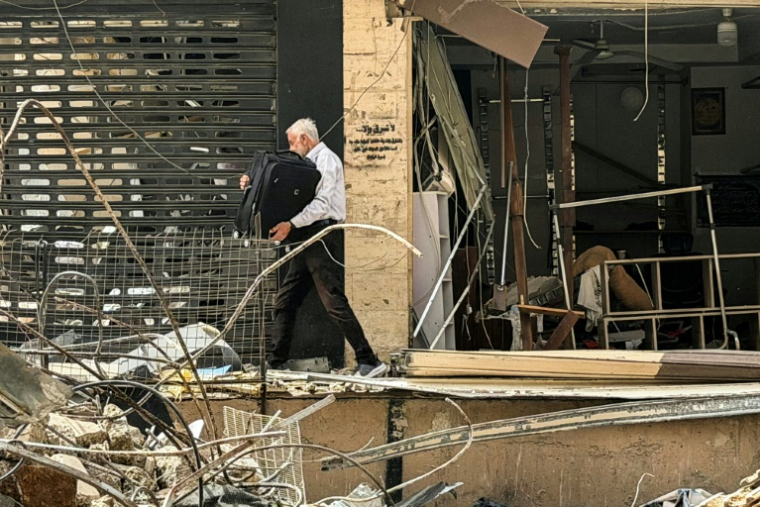 Un homme marche au milieu des décombres de bâtiments détruits, au lendemain d'un cessez-le-feu avec Israël, dans la banlieue sud de Beyrouth, le 18 avril 2026  ( AFP / Ibrahim AMRO )