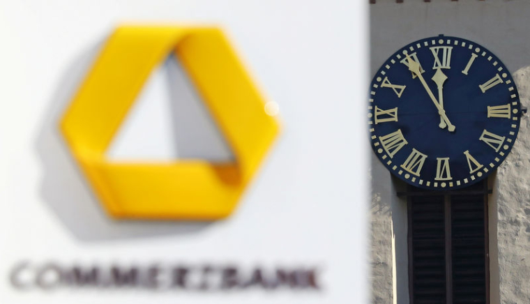 DEUTSCHE BANK ET COMMERZBANK PRÉFÈRENT UNE OPA PLUTÔT QU'UNE HOLDING