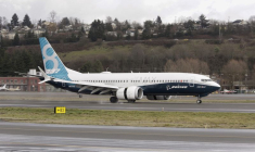 Un Boeing 737 MAX 8 revient d'un vol d'essai à Boeing Field, à Seattle, dans l'État de Washington