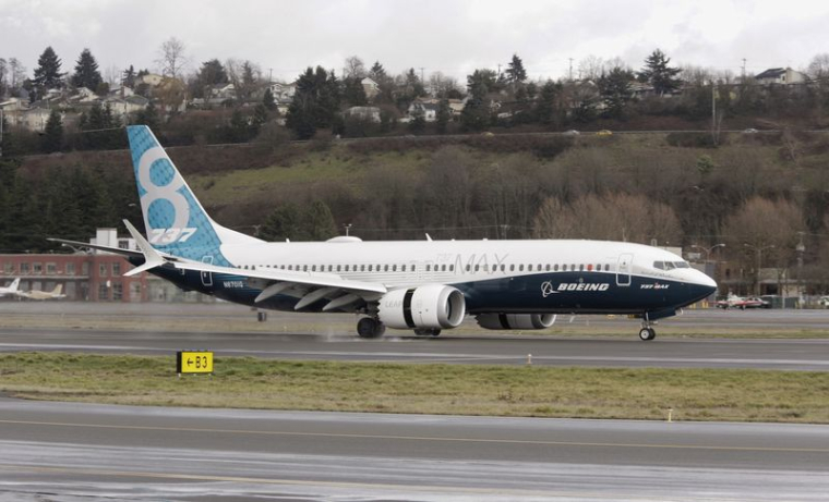 Un Boeing 737 MAX 8 revient d'un vol d'essai à Boeing Field, à Seattle, dans l'État de Washington