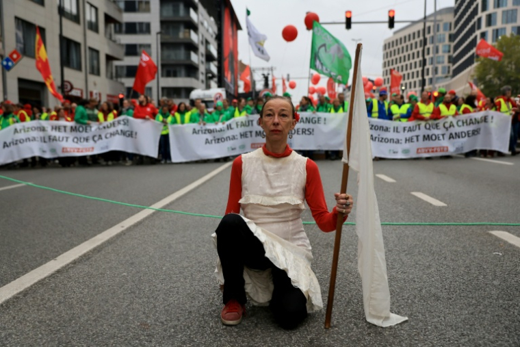 Une manifestante lors de l'action intersyndicale contre les coupes budgétaires, le 14 octobre 2025 à Bruxelles ( BELGA / JAMES ARTHUR GEKIERE )