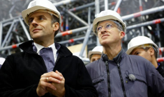 Le président français Macron visite la cathédrale Notre-Dame de Paris un an avant sa réouverture