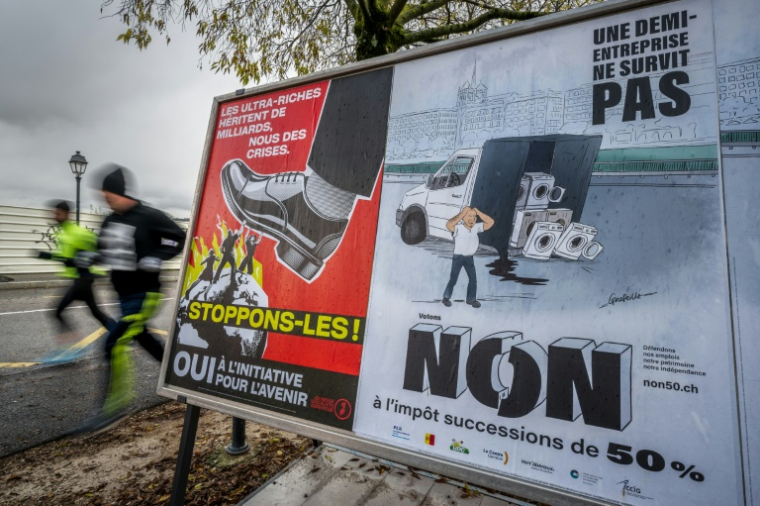 Des affiches électorales en faveur et contre une initiative visant à taxer les plus riches afin de financer la lutte du pays contre le changement climatique dans une rue à Genève, le 25 novembre 2025 en Suisse ( AFP / Fabrice COFFRINI )