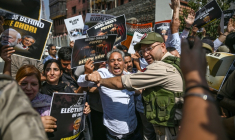 Des membres des forces de l'ordre tentent de stopper des partisans du parti du Congrès indien lors d'une manifestation contre le chef de la Commission électorale du pays, Gyanesh Kumar à Srinagar, dans le nord-ouest de l'Inde, le 8 octobre 2026 ( AFP / Tauseef MUSTAFA )
