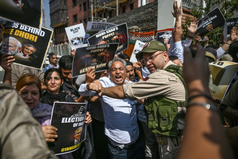 Des membres des forces de l'ordre tentent de stopper des partisans du parti du Congrès indien lors d'une manifestation contre le chef de la Commission électorale du pays, Gyanesh Kumar à Srinagar, dans le nord-ouest de l'Inde, le 8 octobre 2026 ( AFP / Tauseef MUSTAFA )