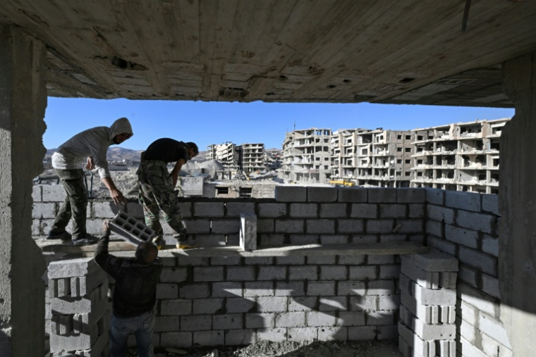 Dans un quartier en reconstruction de Daraya, le 29 octobre 2025 ( AFP / LOUAI BESHARA )