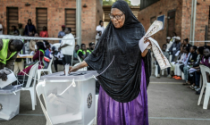 Une électrice vote lors de l'élection présidentielle à Kampala, le 15 janvier 2026 en Ouganda ( AFP / Luis TATO )