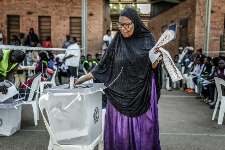 Une électrice vote lors de l'élection présidentielle à Kampala, le 15 janvier 2026 en Ouganda ( AFP / Luis TATO )