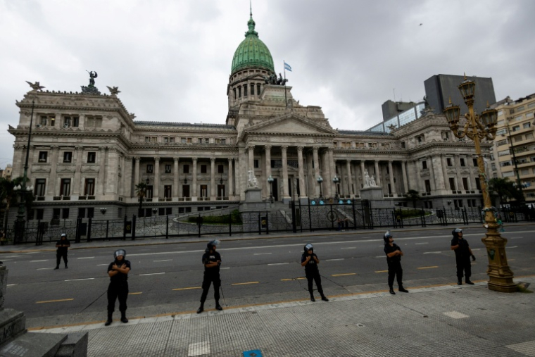 Des policiers montent la garde devant le bâtiment du Congrès, où doit être examinée la réforme du travail du président argentin Javier Milei, à Buenos Aires, le 19 février 2026 ( AFP / TOMAS CUESTA )
